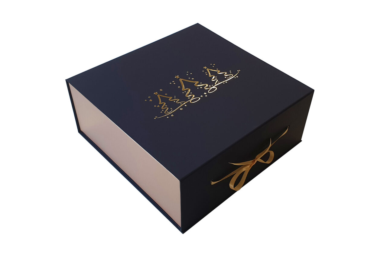 Rigid gift box with magnetic closure and ribbon