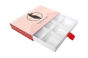 Rigid drawer box with ribbon and cardboard insert